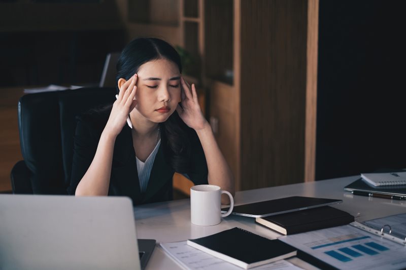 残業が多くて、仕事がきついと悩んでいる女性WEBデザイナー